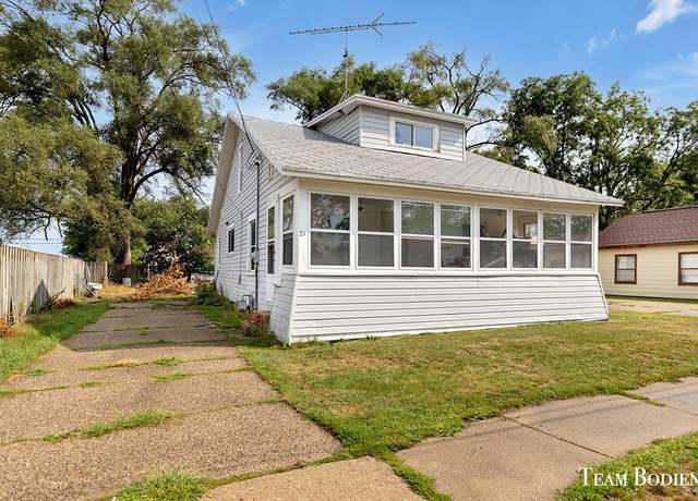 Property at 21 Frontenac St SE, Grand Rapids, MI 49548, 3 beds, 1 bath