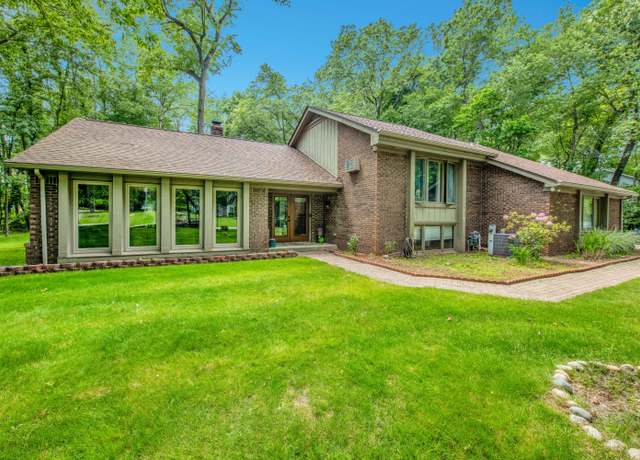 Property at 5244 E Bradford Cir, Brighton, MI 48114, 3 beds, 2.5 baths