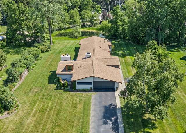 Property at 2330 N Pine Center Dr, West Bloomfield, MI 48323, 4 beds, 2.5 baths