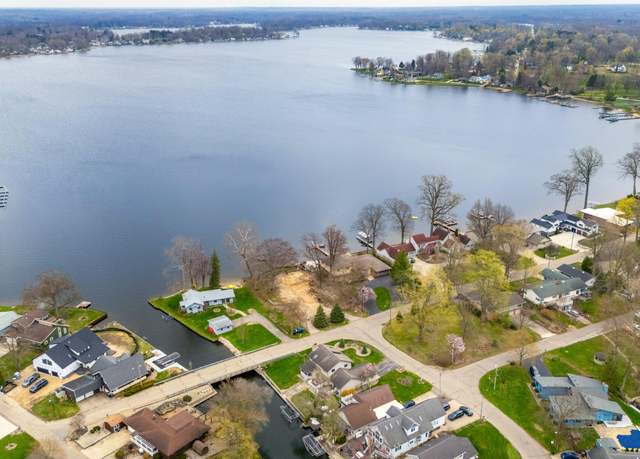 Property at 6981 Wil-o-paw Rd, Coloma, MI 49038, 5 beds, 3.5 baths