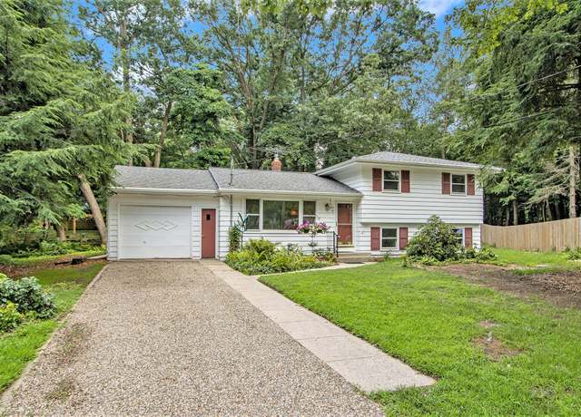 Property at 3912 Robin Ln, Kalamazoo, MI 49008, 4 beds, 1.5 baths