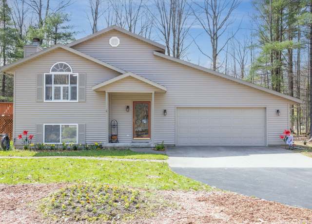 Property at 6283 Clubhouse Dr E, Canadian Lakes, MI 49346, 3 beds, 2 baths