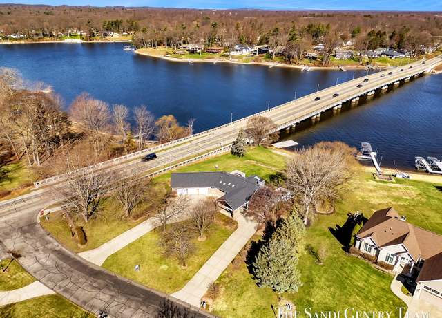 Property at 760 Bridgeview Bay Dr, Norton Shores, MI 49441, 5 beds, 4.5 baths