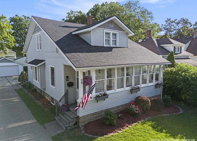 Property at 95 E 24th St, Holland, MI 49423, 4 beds, 2 baths