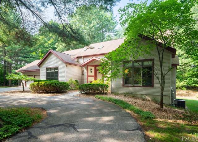 Property at 186 Tiffany Ridge Dr, Holland, MI 49424, 4 beds, 3 baths
