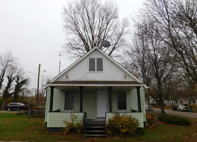 Property at 704 Wayne St, Niles, MI 49120, 3 beds, 1 bath