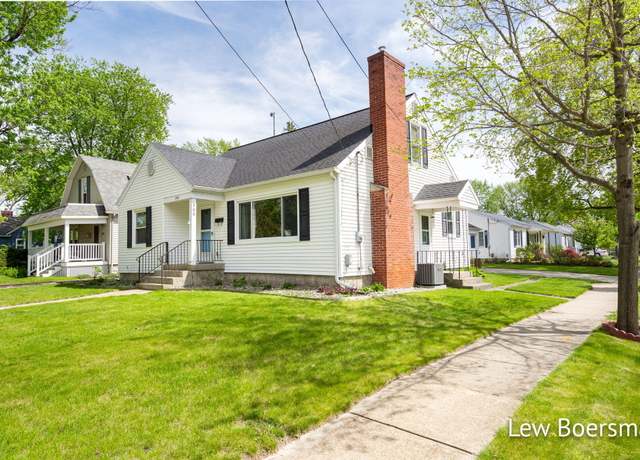 Property at 300 E Main St NE, Rockford, MI 49341, 3 beds, 2 baths