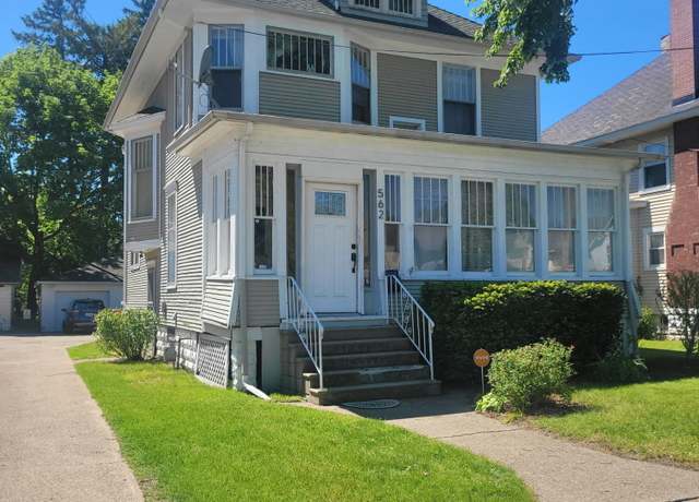 Property at 562 Columbus Ave, Benton Harbor, MI 49022, 3 beds, 1.5 baths