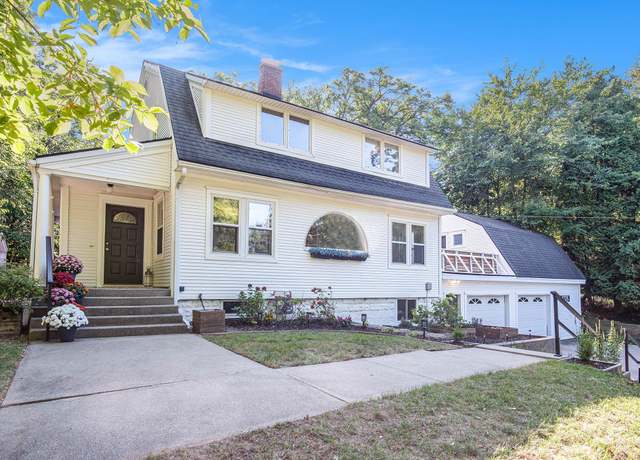 Property at 1725 Walker Ave NW, Grand Rapids, MI 49504, 4 beds, 2 baths
