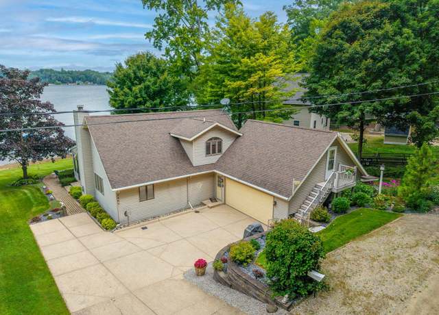 Property at 2495 Mayo Dr, Fremont, MI 49412, 3 beds, 2.5 baths
