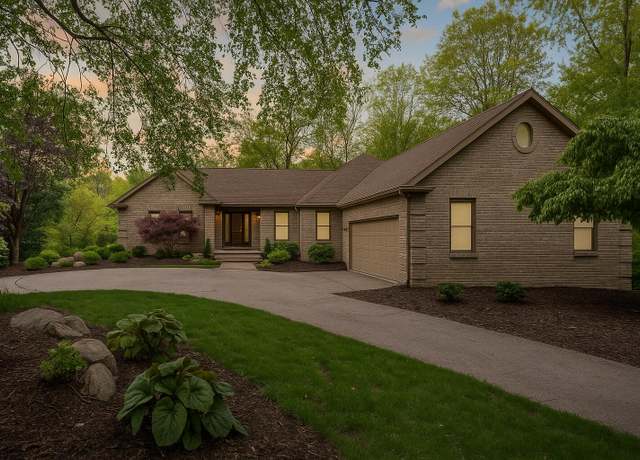 Property at 1450 Winterwood Dr NE, Grand Rapids, MI 49525, 5 beds, 3.5 baths