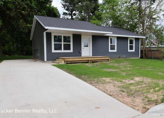 Property at 28 Fremont Ave, Fremont, MI 49412, 3 beds, 1.5 baths