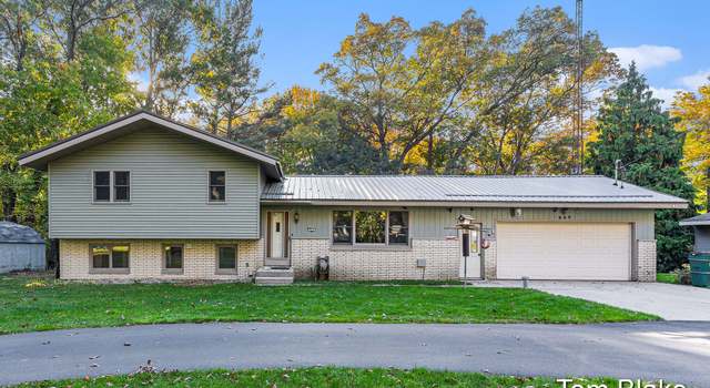 Photo of 935 W Fennwood Cir, Muskegon, MI 49445