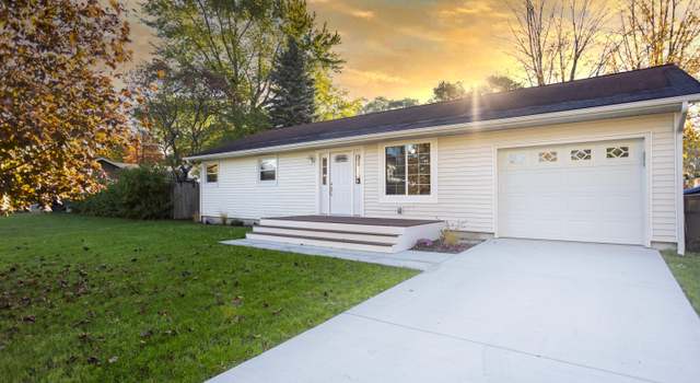 Photo of 915 W Merchant St, New Buffalo, MI 49117