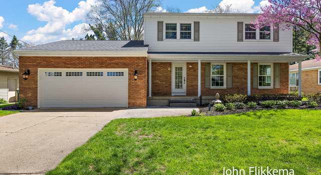 Photo of 1364 Worcester Dr NE, Grand Rapids, MI 49505