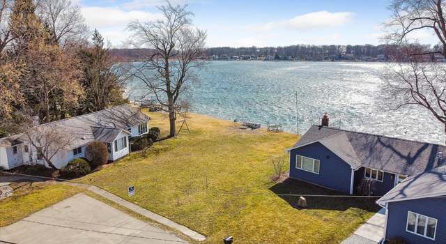 Photo of 23275 Lakeview Dr, Edwardsburg, MI 49112