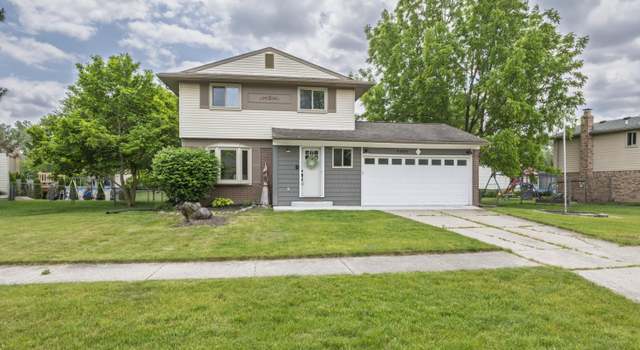 Photo of 43537 Lynnwood Ct, Canton, MI 48187