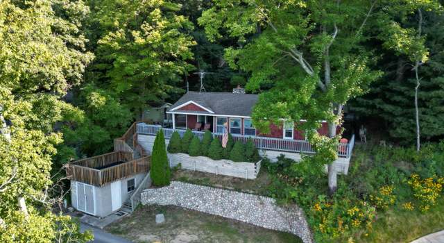 Photo of 353 E Sawyer Blvd, Newaygo, MI 49337