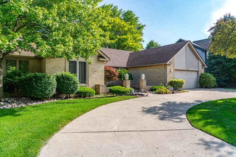 Photo of 37860 Stableview Dr Farmington, MI 48335