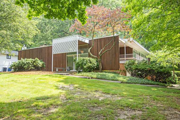Photo of 2427 Londonderry Rd Ann Arbor, MI 48104