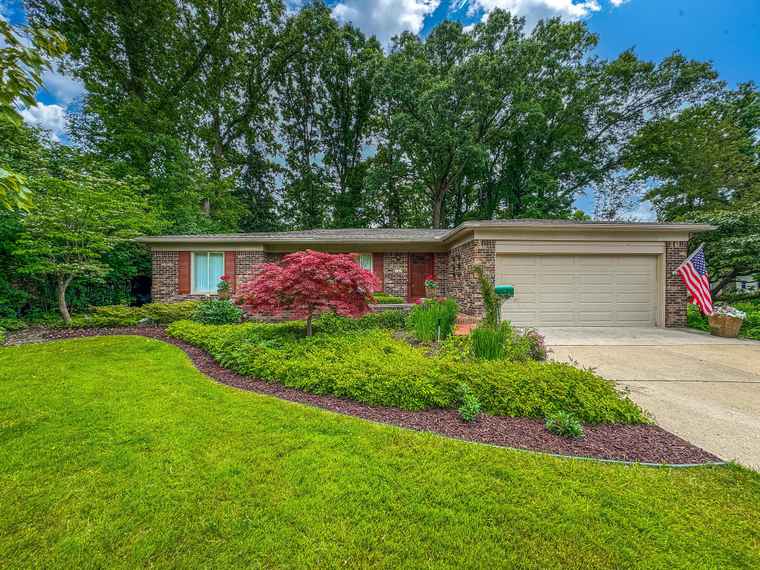 Photo of 3481 Witherbee Dr Troy, MI 48084