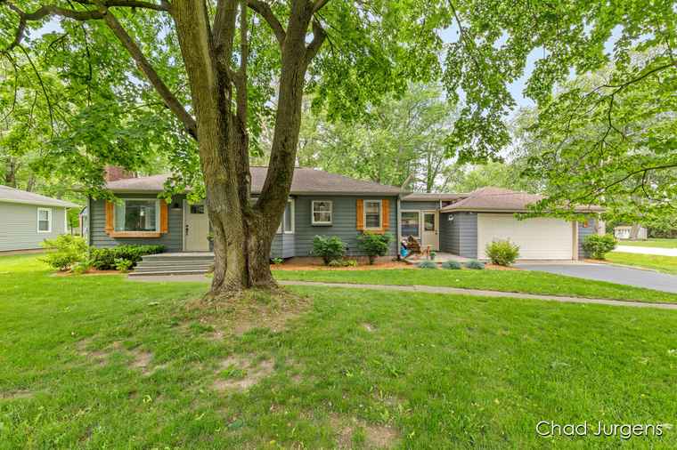 Photo of 561 Oakleigh Ave NW Grand Rapids, MI 49504