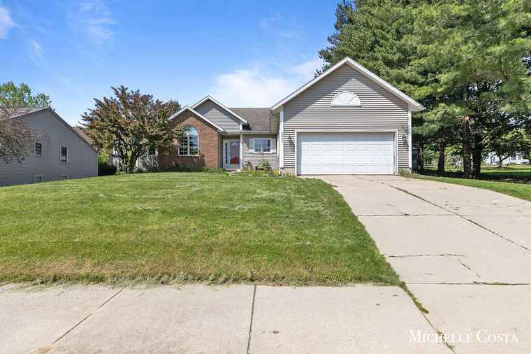 Photo of 2843 Meadow Bluff Dr NW Grand Rapids, MI 49504