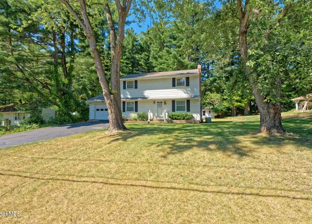 Property at 43 Weston Dr, Clifton Park, NY 12065, 4 beds, 2 baths