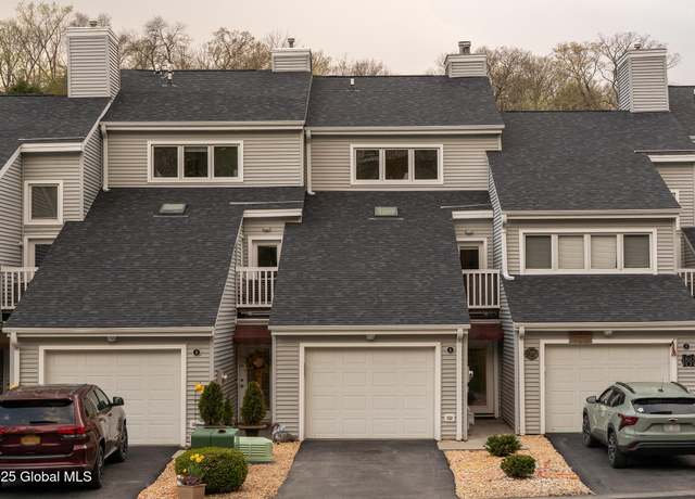 Property at 8 Marina Dr, Catskill, NY 12414, 4 beds, 3 baths