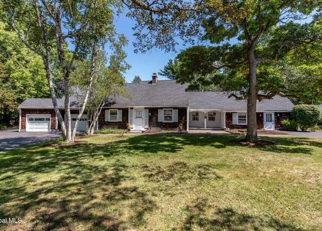 Property at 17 Morningside Dr, Delmar, NY 12054, 3 beds, 2.5 baths