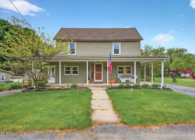 Property at 17 Belott Dr, Clifton Park, NY 12065, 5 beds, 2 baths