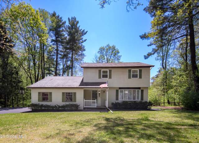 Property at 61 Esopus Dr, Clifton Park, NY 12065, 3 beds, 2.5 baths