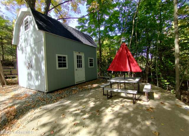 Property at 76 Vineyard Rd, Ticonderoga, NY 12883, 1 bed
