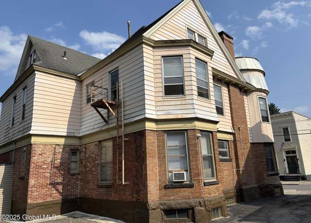 Property at 219 Green St, Schenectady, NY 12305, 7 beds, 5 baths