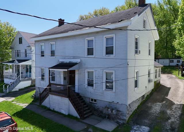 Property at 122 Hoosac St, Johnstown, NY 12095, 8 beds, 4 baths