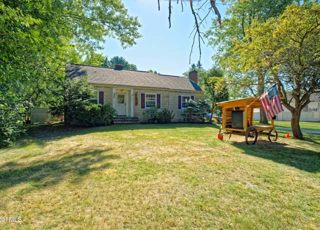 Property at 658 Route 9W, Glenmont, NY 12077, 5 beds, 2 baths