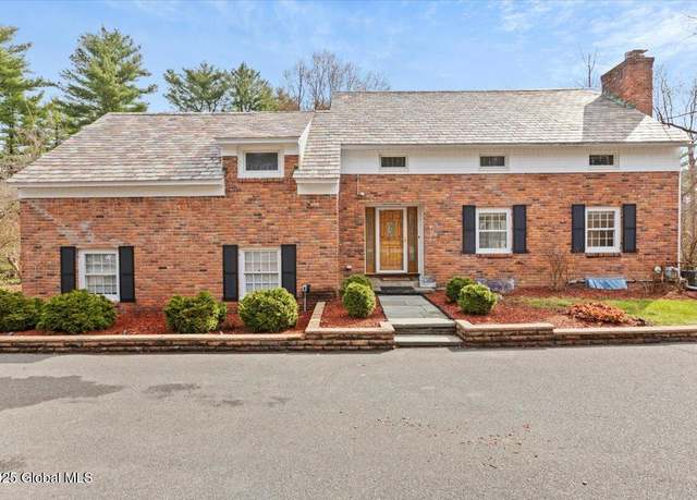 Property at 720 St David's Ln, Niskayuna, NY 12309, 4 beds, 2.5 baths