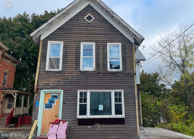 Property at 40 Cliff St, Canajoharie, NY 13317, 4 beds, 1.5 baths