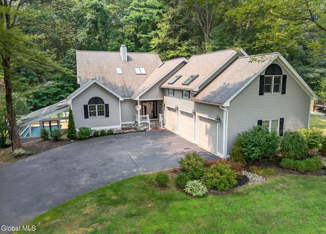 Property at 12 Kings Ct, Clifton Park, NY 12065, 5 beds, 4.5 baths
