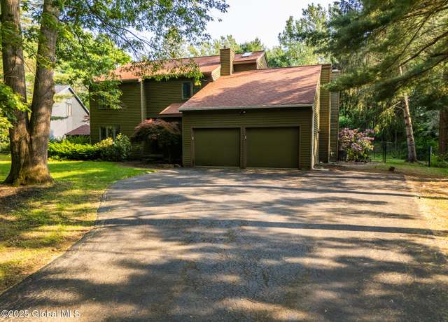 Property at 13 Robinwood Dr, Clifton Park, NY 12065, 4 beds, 2.5 baths