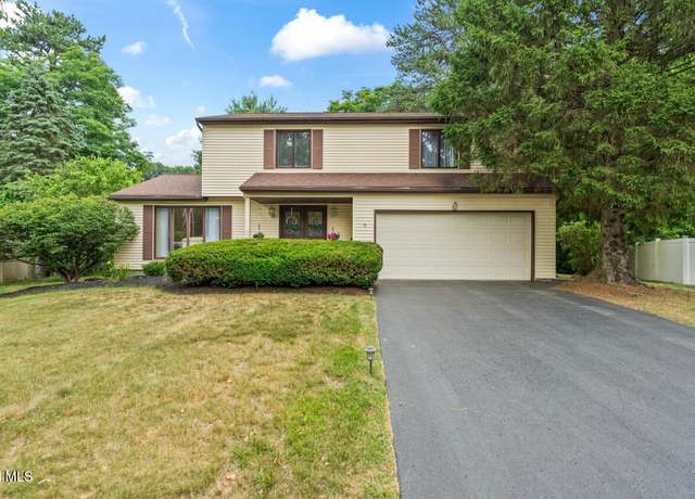 Property at 7 Hawthorn Cir, Albany, NY 12203, 3 beds, 2.5 baths