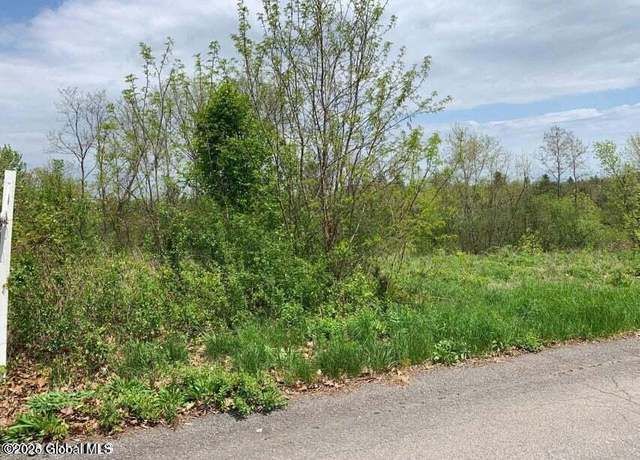 Property at 16 Eastview Dr, Ravena, NY 12143
