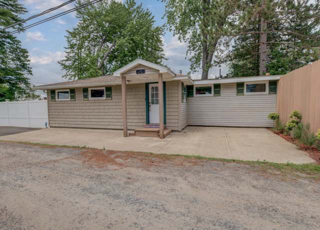 Property at 115 Shore Dr, Broadalbin, NY 12025, 5 beds, 4 baths
