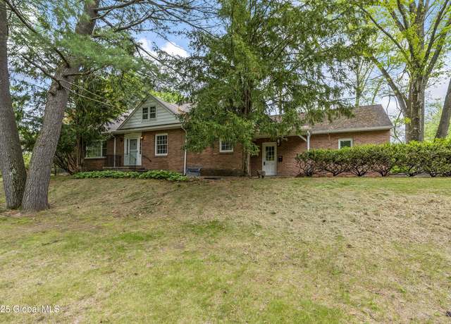 Property at 801 Londonderry Rd, Schenectady, NY 12309, 3 beds, 2.5 baths