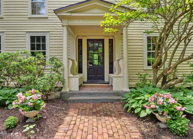 Property at 1368 Sunset Rd, Schodack, NY 12033, 5 beds, 3.5 baths