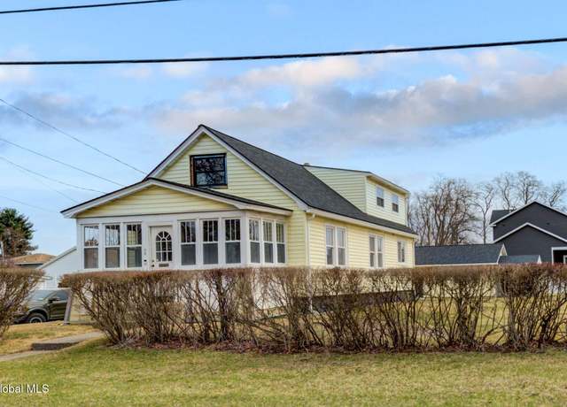 Property at 28 Wedgewood Ave, Schenectady, NY 12303, 3 beds, 1.5 baths