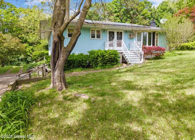 Property at 2 Pheasant Ln, East Greenbush, NY 12061, 3 beds, 1.5 baths