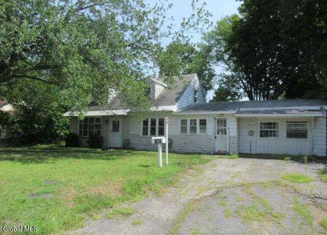 Property at 1080 Outer Dr, Schenectady, NY 12303, 5 beds, 2.5 baths