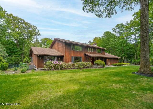 Property at 29 Via Maria Dr, Glenville, NY 12302, 4 beds, 4.5 baths