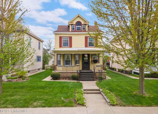 Property at 1124 Parkwood Blvd, Schenectady, NY 12308, 4 beds, 1.5 baths